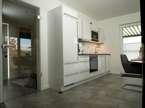 Fridge, oven, stovetop, coffee/tea maker