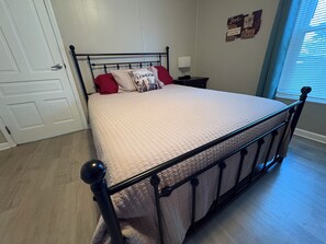2 habitaciones, escritorio y tabla de planchar con plancha 