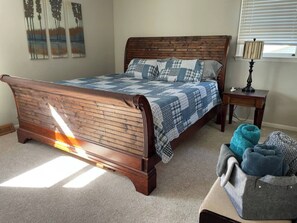 3 bedrooms, desk, iron/ironing board, travel cot - Peaceful Pet-Friendly Cottage (Troutman)