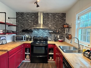 Fridge, microwave, oven, stovetop - Peaceful Pet-Friendly Cottage (Troutman)