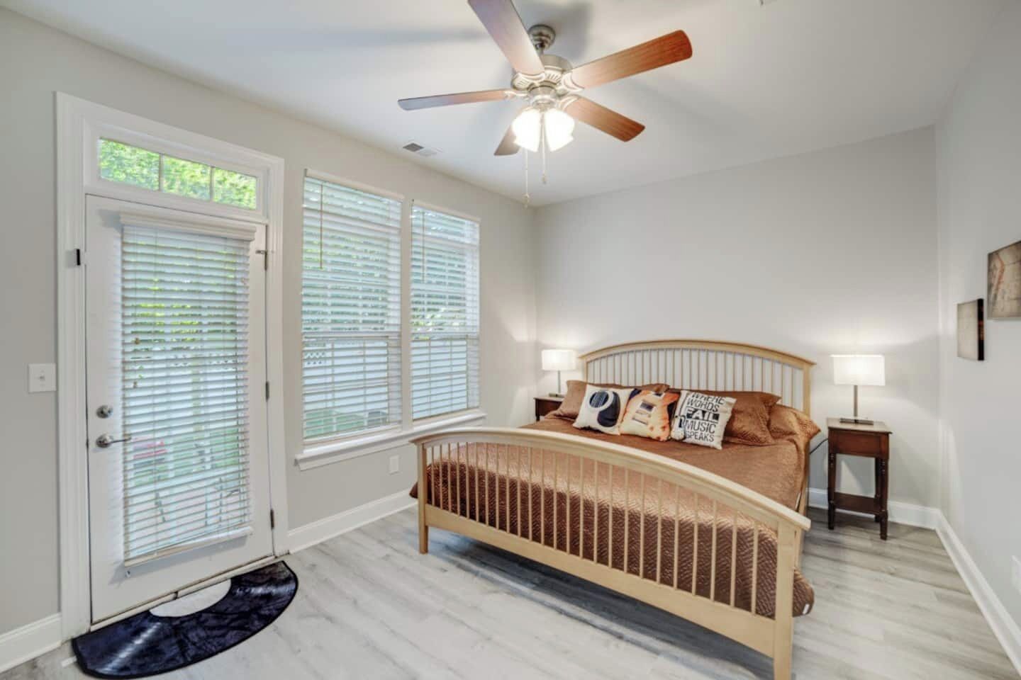 3 bedrooms, desk, iron/ironing board, travel crib