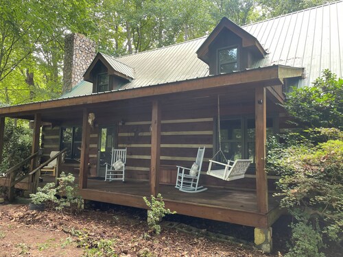 Escape to discover the perfect balance of serenity and convenience. Our beautiful cabin provides a calm, relaxing atmosphere, all while being just minutes away from the lively energy of Mooresville and Lake Norman.