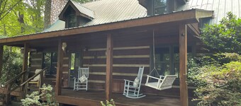 Escape to discover the perfect balance of serenity and convenience. Our beautiful cabin provides a calm, relaxing atmosphere, all while being just minutes away from the lively energy of Mooresville and Lake Norman.