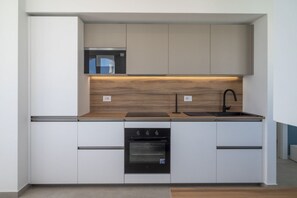 Lave-vaisselle, tables à manger