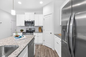 冷蔵庫、電子レンジ、オーブン、コンロ