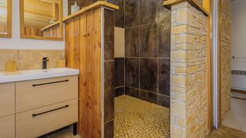Serviettes fournies, papier toilette