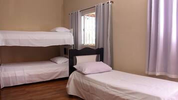 3 bedrooms, iron/ironing board, WiFi, bed sheets