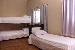 3 habitaciones, tabla de planchar con plancha, wifi y ropa de cama 