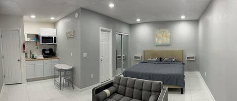 1 bedroom, desk, WiFi