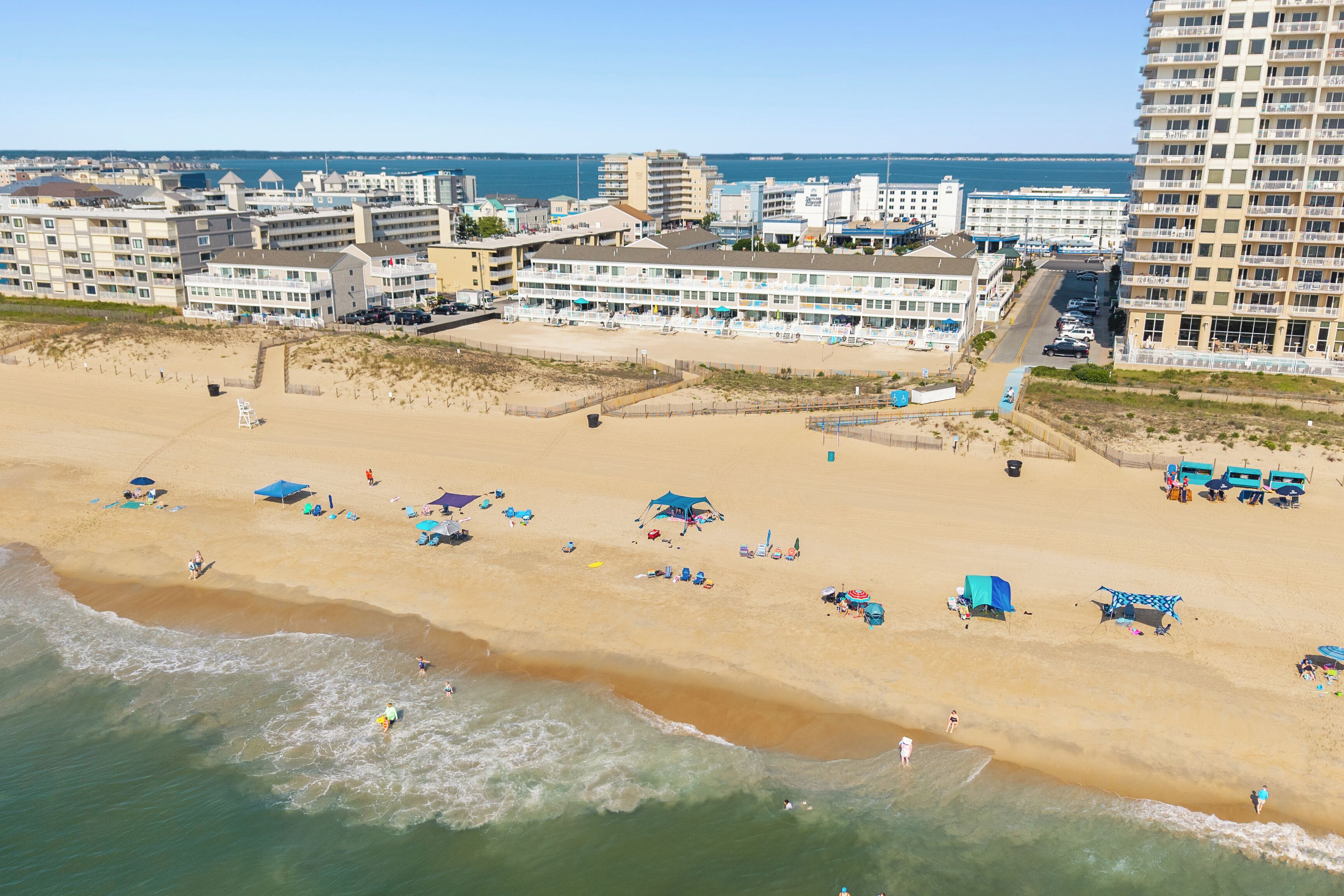 Plage, chaises longues