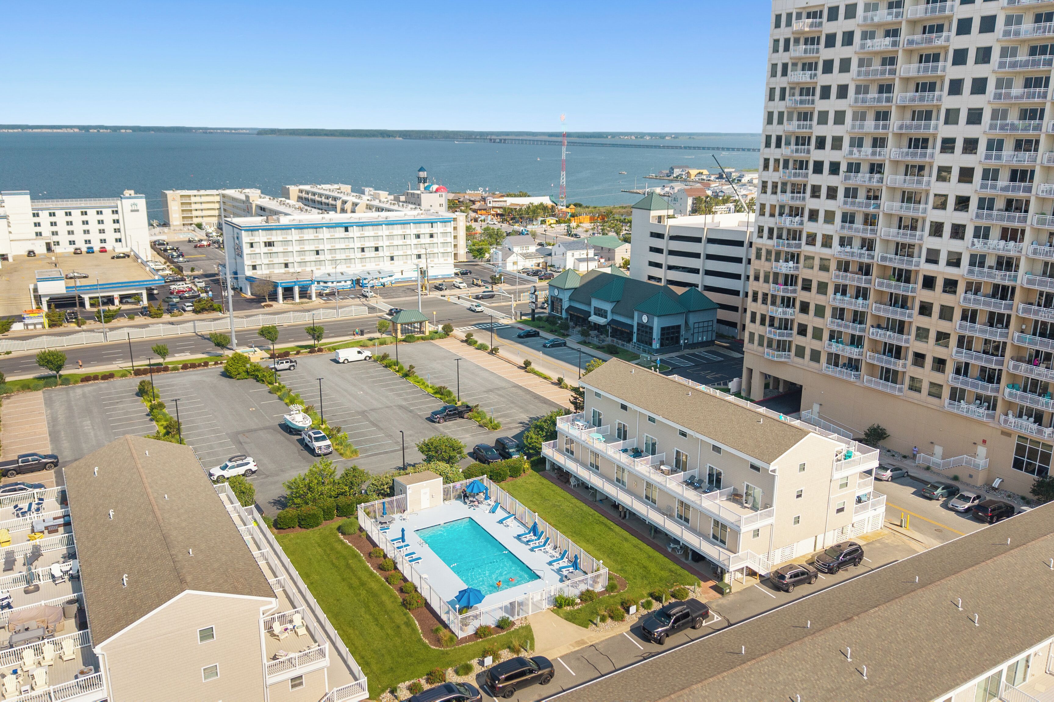 Et hotel med swimmingpool, parkeringsplads og havudsigt.