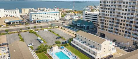 Et hotel med swimmingpool, parkeringsplads og havudsigt.