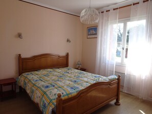 4 habitaciones, muebles diferentes y ropa de cama 