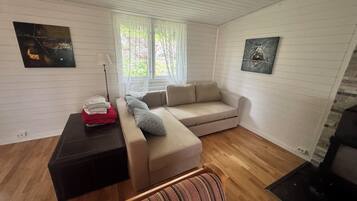 Deluxe Cabin, Patio, Lake View | Living area