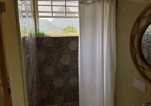 Een haardroger, handdoeken