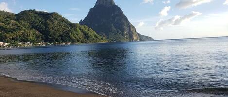 Una playa con una montaña al fondo.