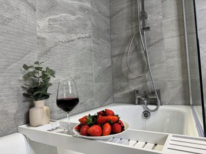 Haartrockner, Handtücher, Toilettenpapier