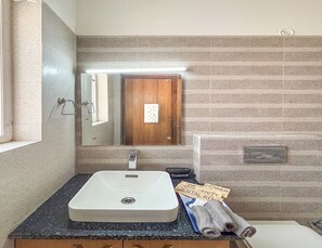 Studio, uitzicht op de stad | Badkamer | Een douche, gratis toiletartikelen, pantoffels, handdoeken