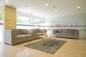 Lobby sitting area - Housr Sector 28 Gurgaon Near IFFCO Chowk (Gurugram)