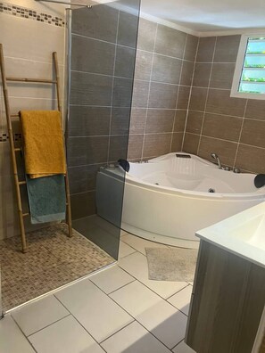 Een douche, een bubbelbad, een haardroger, handdoeken