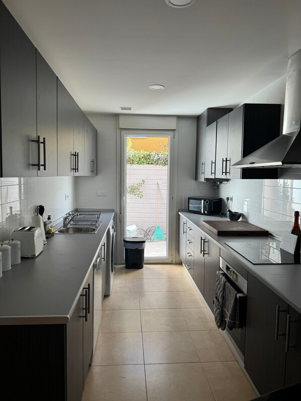 Micro-ondes, four, plaque de cuisson, lave-vaisselle