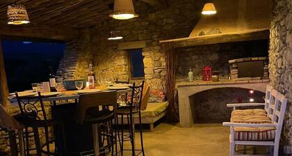 Farmhouse in the heart of nature, for 10 people with heated swimming pool
