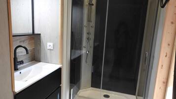 Douche, serviettes fournies, savon, papier toilette