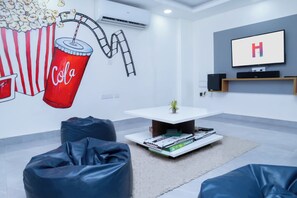 Studio, City View | Living area