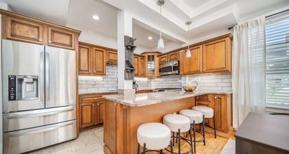 Spacious 6BR 2unit near Downtown