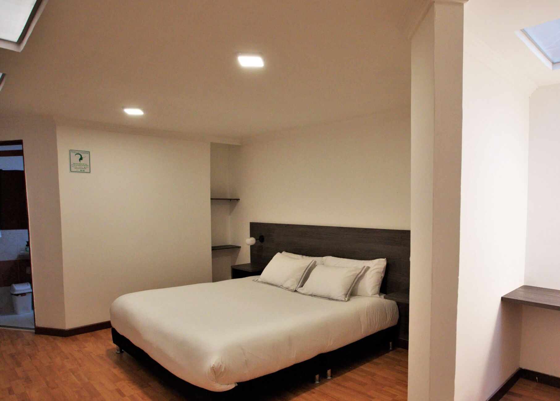 Dobbeltrom – executive, byutsikt | Skrivebord, skrivebord for bærbar PC og strykejern/-brett