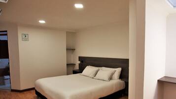 Dobbeltrom – executive, byutsikt | Skrivebord, skrivebord for bærbar PC og strykejern/-brett