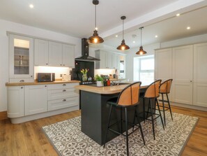 Dishwasher, cookware/dishes/utensils - Morawelon (Pentraeth)