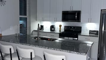 Micro-ondes, four, plaque de cuisson, lave-vaisselle