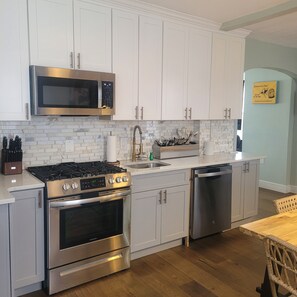 Micro-ondes, four, plaque de cuisson, lave-vaisselle