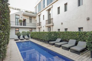 Una piscina al aire libre de temporada