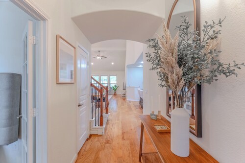 Mid-Forest 5BR Getaway, huge Backyard & BBQ Grill in The Woodlands, TX