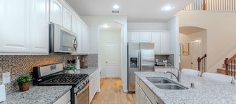 Mid-Forest 5BR Getaway, huge Backyard & BBQ Grill in The Woodlands, TX