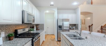 Mid-Forest 5BR Getaway, huge Backyard & BBQ Grill in The Woodlands, TX