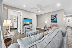 Condo, Plusieurs lits (Beachside Villas 523) | Aire de séjour