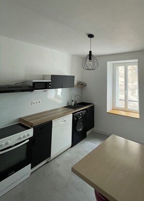 Een koelkast, een microgolfoven, een oven, een kookplaat