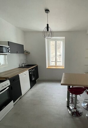 Fridge, microwave, oven, stovetop - Apartment in paradise Completely renovated In a village near Gergovie (Romagnat)
