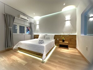 Suite studio Deluxe, 1 très grand lit, salle de bain privée, vue sur la ville | Coffre-fort pour ordinateur portable, bureau