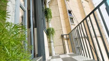 Deluxe Studio Suite, 1 King Bed, Balcony, City View | Balcony