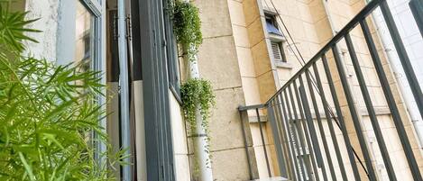 Deluxe Studio Suite, 1 King Bed, Balcony, City View | Balcony