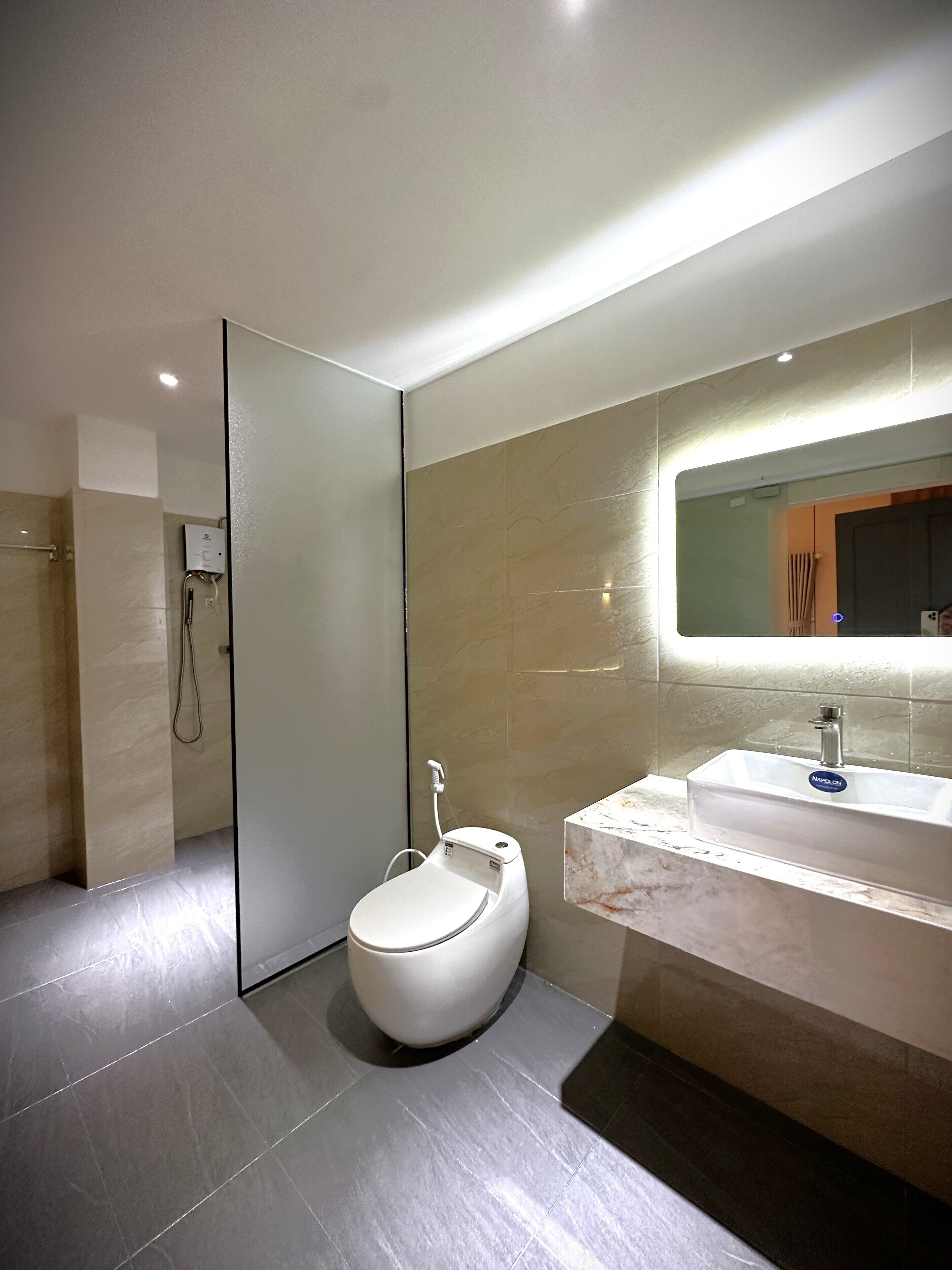 Deluxe Studio Suite, 1 King Bed, Private Bathroom, City View | Bathroom