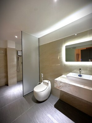 Deluxe studio suite, 1 kingsize bed, privébadkamer, uitzicht op stad | Badkamer | Een douche, gratis toiletartikelen, een haardroger, pantoffels