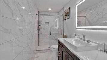 Regadera, secadora de cabello, toallas, jabón