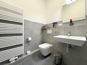 Hair dryer, towels, soap, toilet paper - Charming old town apartment (Schwerin)