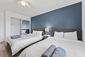 1 dormitorio, escritorio, tabla de planchar con plancha y wifi