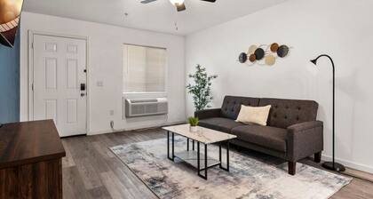 Modern Reno Stay | Near Bars & Shops
